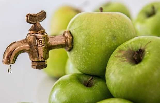 Green apples and water tap