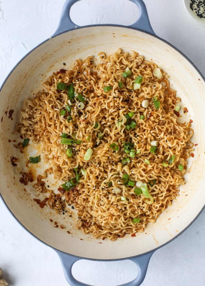 15 minute sesame ramen noodles I howsweeteats.com #ramen #ramennoodles #sesamenoodles #easy #recipes