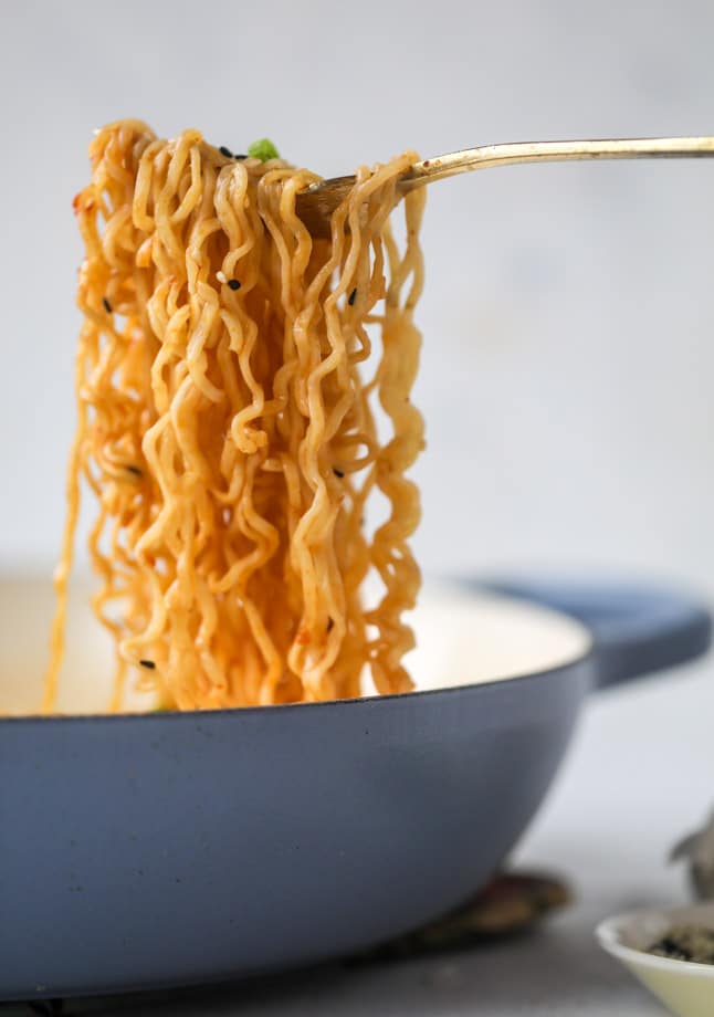 15 minute sesame ramen noodles I howsweeteats.com #ramen #ramennoodles #sesamenoodles #easy #recipes
