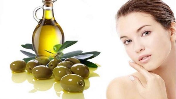 Графин оливкового масла и лицо женщины
