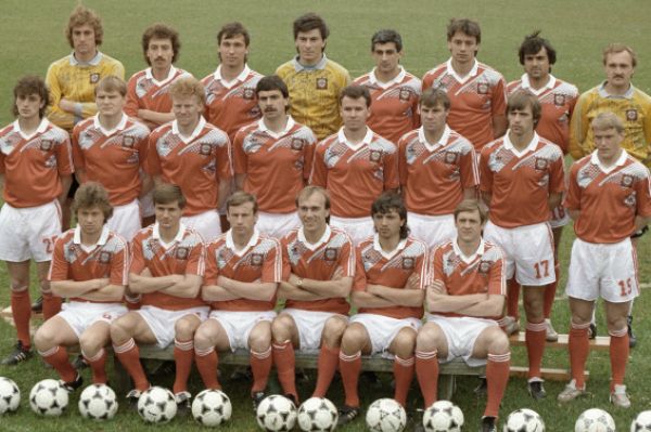 В 1990 году команда СССР смогла выиграть лишь один матч в групповом раунде Кубка мира и заняла последнюю строчку в подгруппе, лишившись шанса выступить в плей-офф. На фото: сборная СССР по футболу 1990 года.