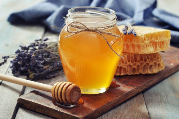 Мёд повышает сопротивляемость организма к любым негативным воздействиям извне. Борется он и с микробами, и с вирусами. Очень эффективен вместе с лимоном и г