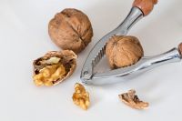 Самые вкусные и качественные ядра грецкого ореха имеют светлый золотистый цвет.