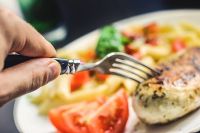 Горячая еда может принести вред полости рта, гортани и пищеводу.
