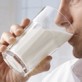 Почему взрослым нельзя пить молоко: отделяем факты от мифов