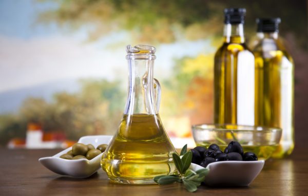 Оливковое масло в прозрачном графине