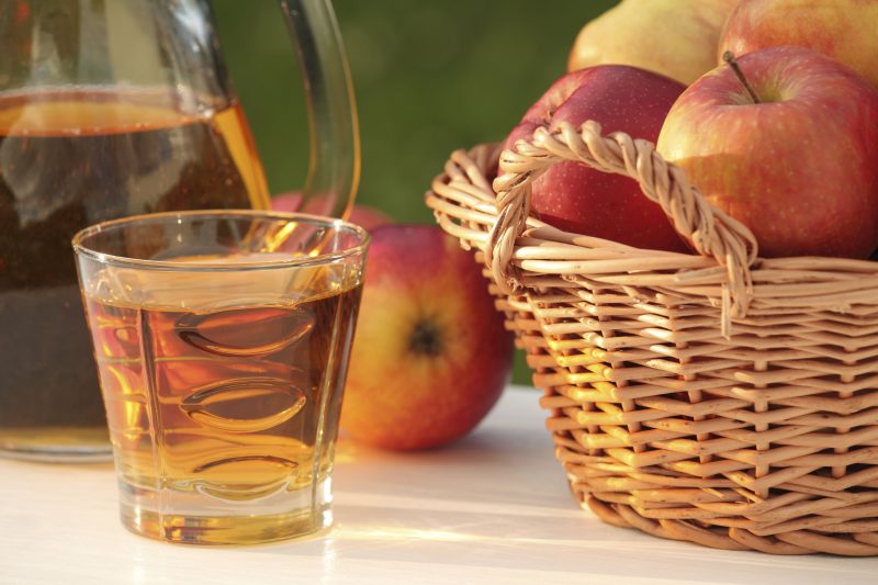 Яблочный сок: польза и вред для организма человека