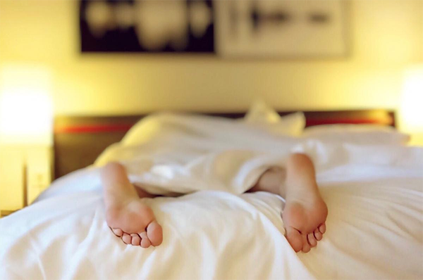 Спите в прохладной комнате. Оптимальная температура для сна — примерно от 16 до 19 ℃.
