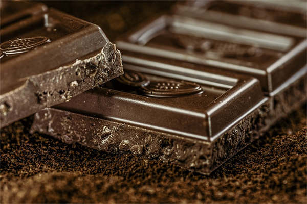 Считается, что флавоноиды, кофеин и теобромин, которые содержатся в шоколаде, улучшают внимательность и умственные способности.