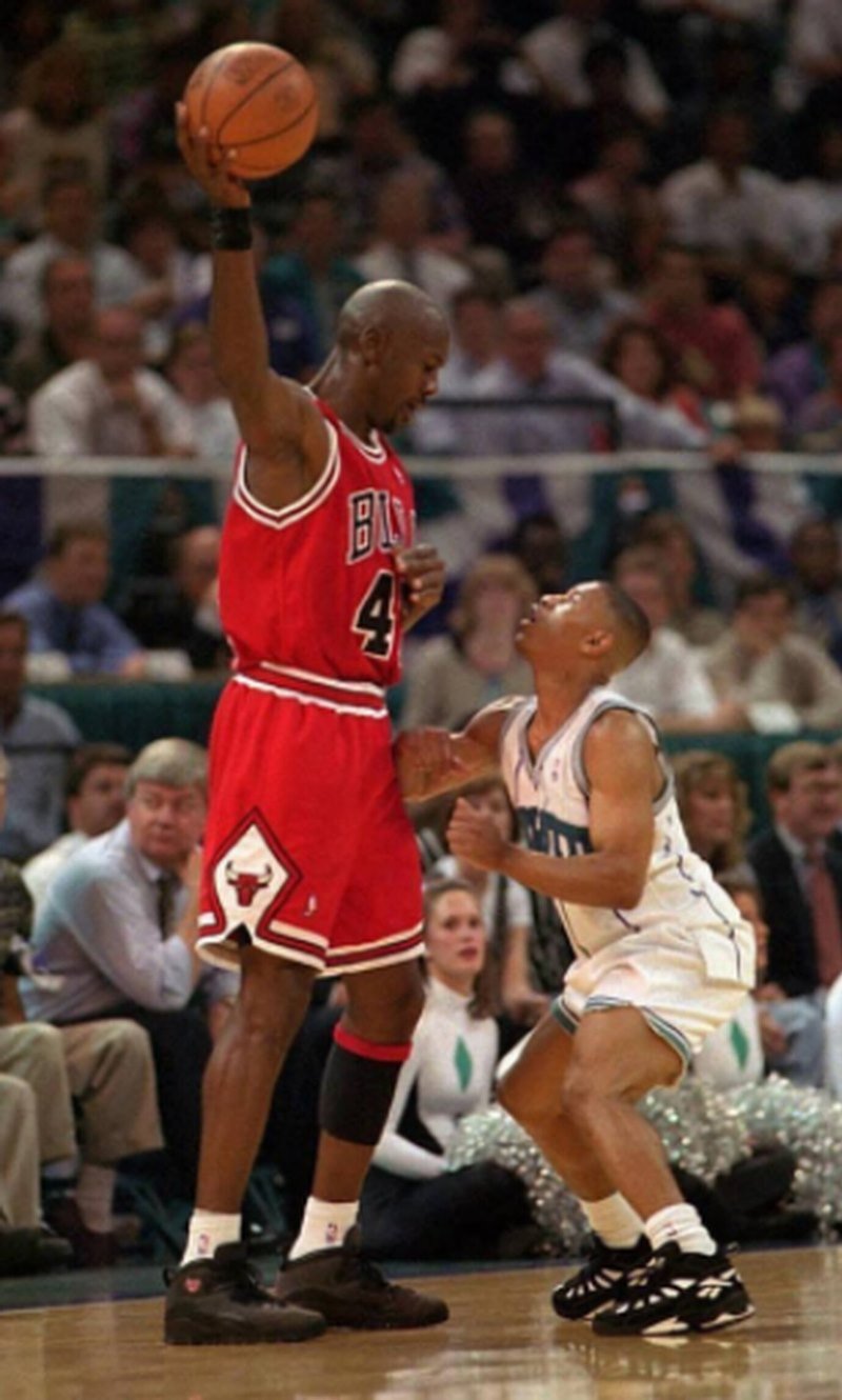 Джордан в составе "Чикаго" в атаке против самого маленького игрока в истории НБА Богза