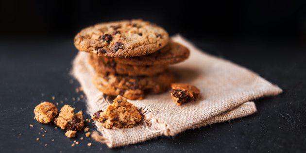 Простой рецепт овсяного печенья с шоколадом и орехами