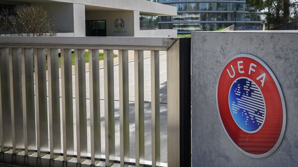 Логотип УЕФА на воротах штаб-квартиры организации в Ньоне, Швейцария