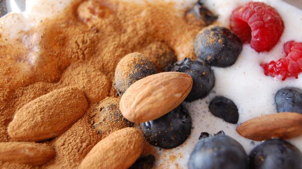 Добавьте в кефир орехи, корицу и ягоды, измельчите все в блендере - и сытный полезный завтрак готов!