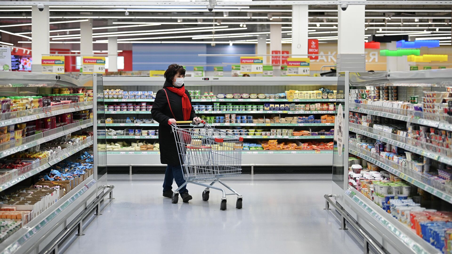 Женщина в защитной маске покупает продукты в гипермаркете - РИА Новости, 1920, 23.08.2020