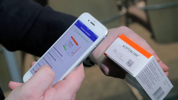 Демонстрация считывания QR кода с помощью смартфона с упаковки лекарственного средства