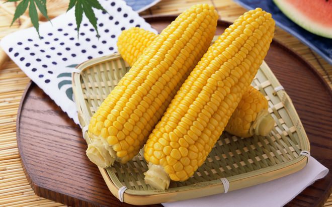 Консервированную таким образом кукурузу можно просто доставать из банки и кушать