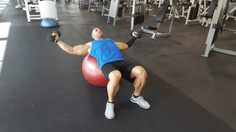 24 самых эффективных упражнения на фитболе, которые укрепят ваше тело