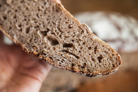 какой хлеб полезнее черный или белый для людей старше 60 лет