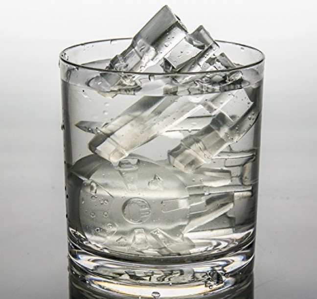 кусочки льда в стакане