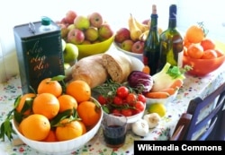 Mediterranean diet foods local, seasonal fruits and vegetables and olive oil (Wikimedia Commons/G Steph.Rocket)