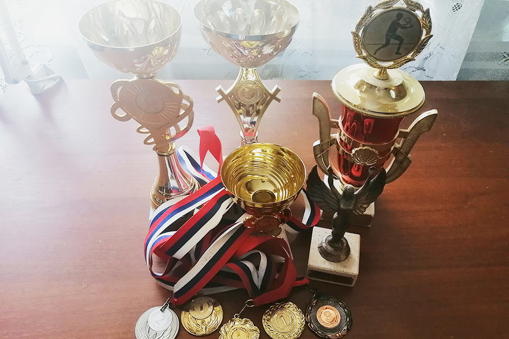 Мои награды с турниров. Золотой справа — кубок «Канта», который я выиграл в 2016&nbsp;году