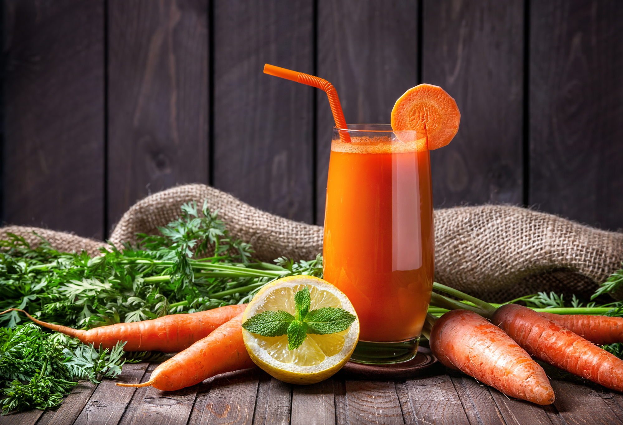 Каротин, содержащийся в морковном фреше, способствует выработке витамина А.