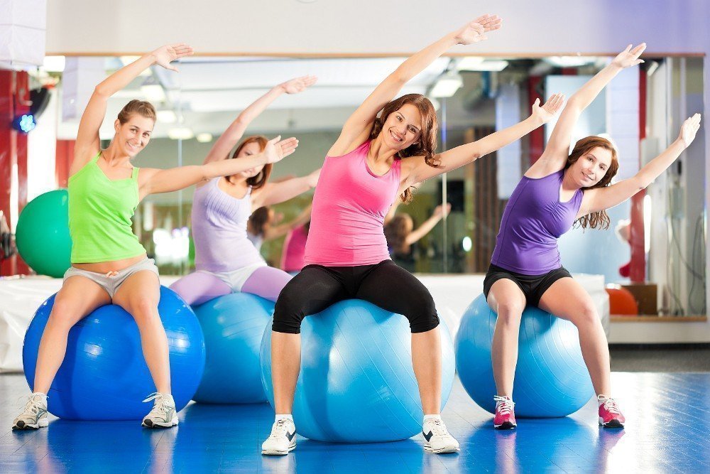 Фитнес-упражнения с мячом для верхней части тела