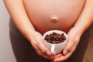 беременная с кружкой кофе