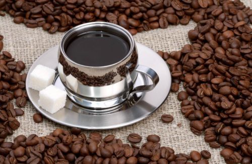 кофейные зёрна вокруг чашки кофе