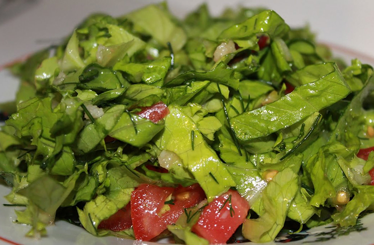 Блюдо из листьев салата