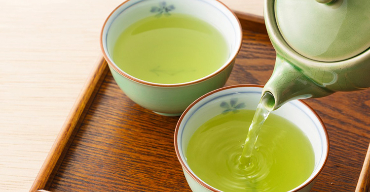 Наливание зеленого чая