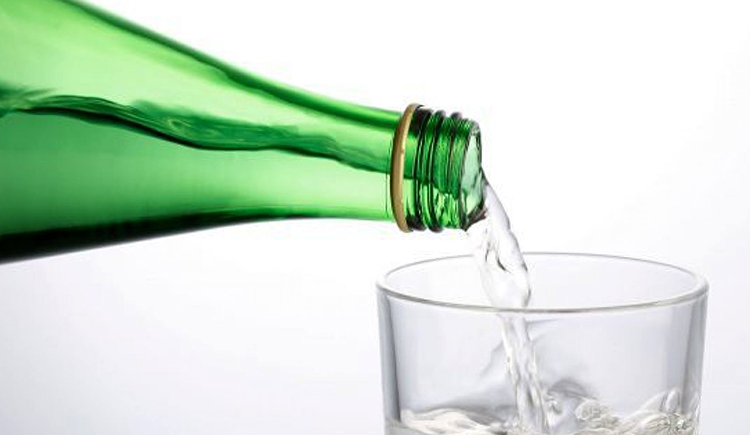 Бутылка и стакан воды
