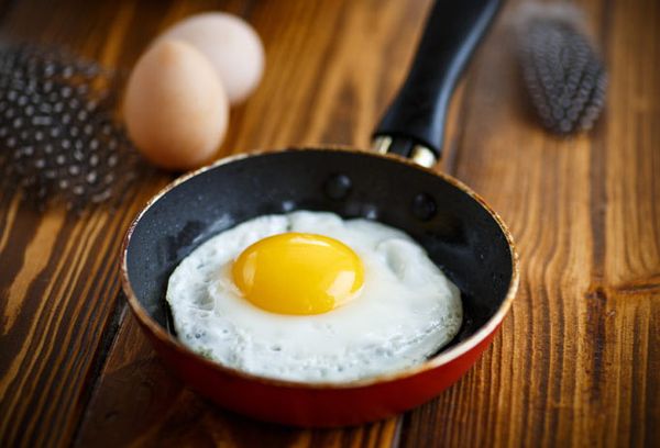 жаренное яйцо на маленькой сковороде