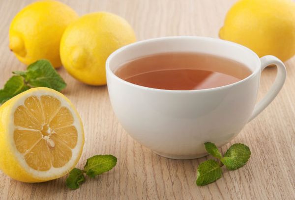 лимоны и чашка чая на столе