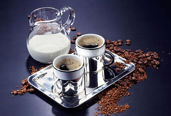 Черный кофе и молоко