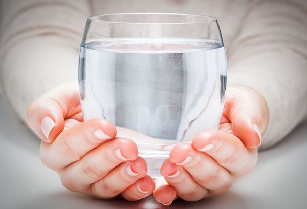стакан с водой в руках