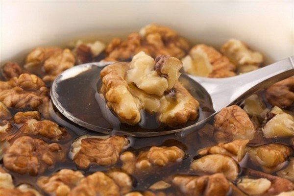 Грецкие орехи и мед можно есть для профилактики проблем с потенцией