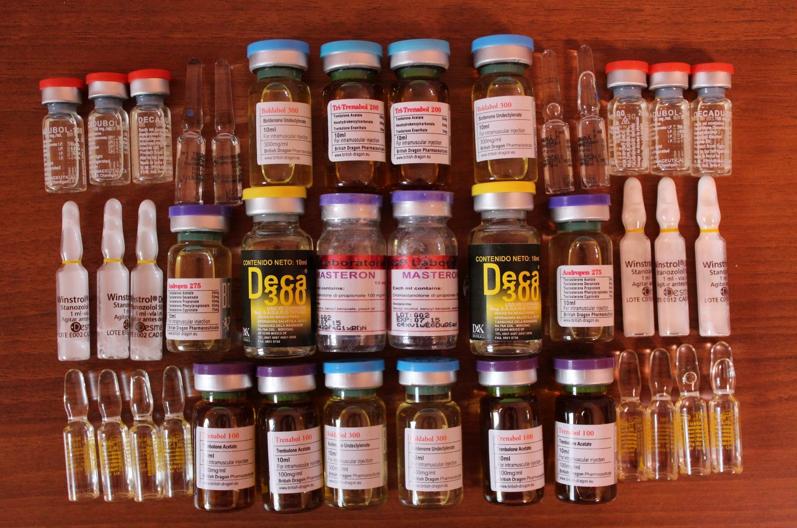 Анаболические стероиды (дураболин, винстрол, тренболон, мастерон, сустанон) на коричневом фоне