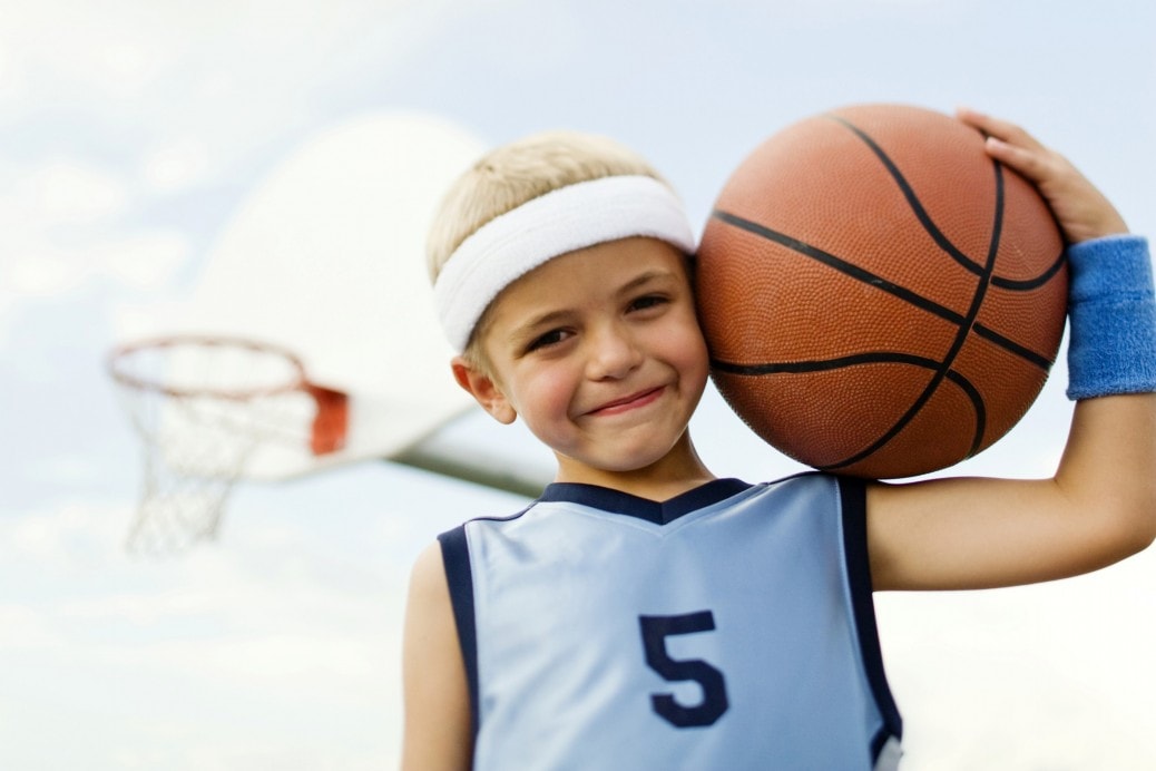 Маленький мальчик с баскетбольным мячом