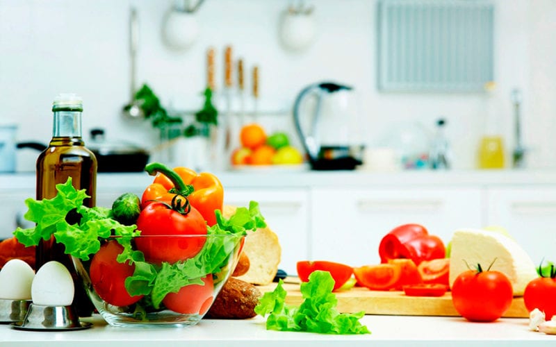 Продукты питания: помидоры, яйца, зелень, хлеб, огурцы