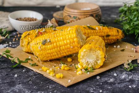 Фото рецепта Запечённая кукуруза в фольге в духовке со сливочным маслом и чесноком