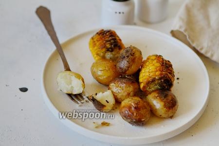 Фото рецепта Молодой картофель запеченный с кукурузой