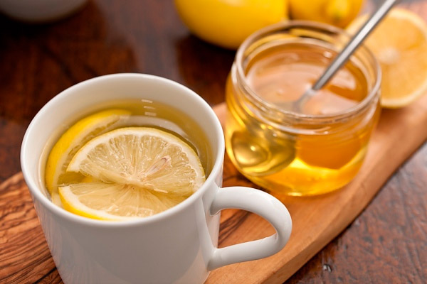 Мед часто употребляют с чаем, но класть в кипяток его нельзя