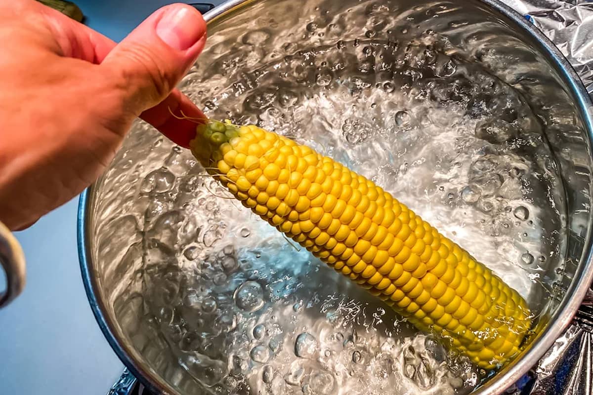 добавление кукурузы в кипящую воду
