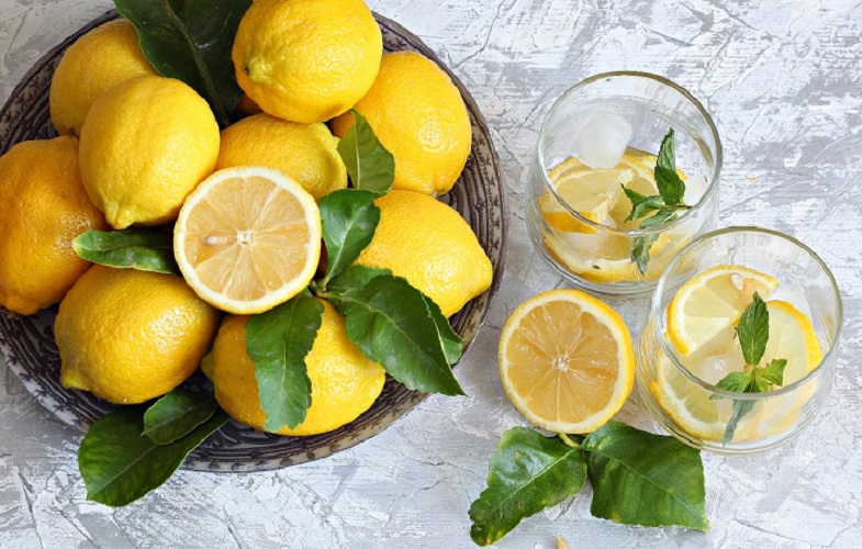Лимонная вода из лимона