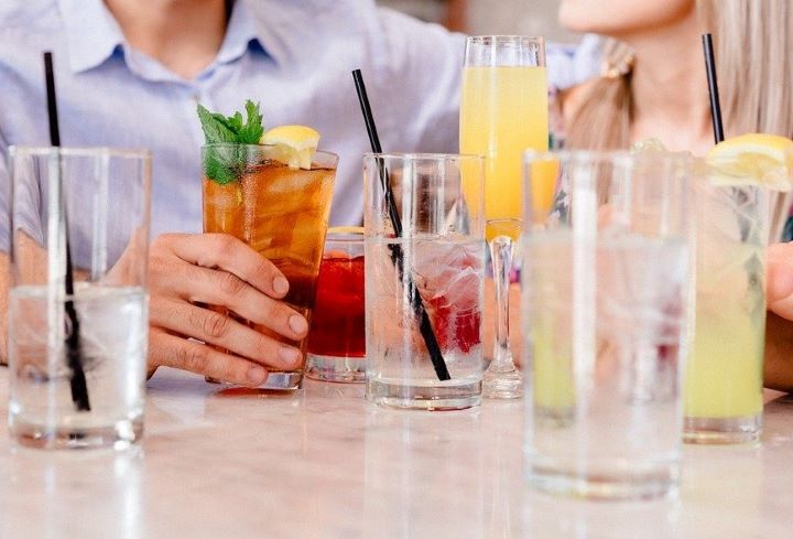 Люди пьют разные напитки и коктейли