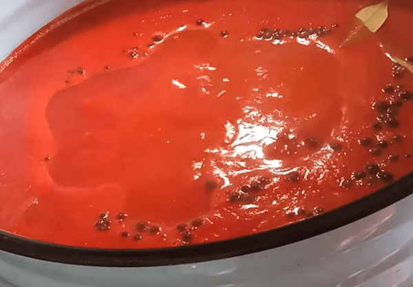 Добавляем в помидорную массу специи