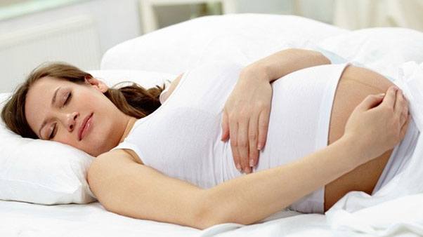 женщина беременная спит