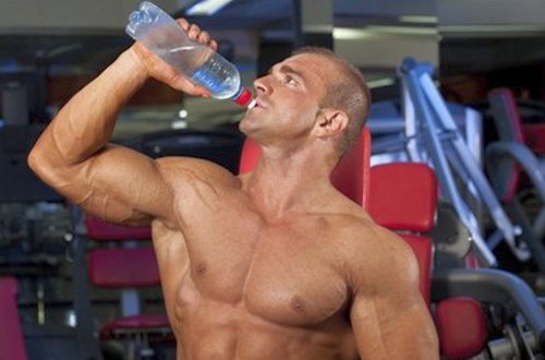 Сколько жидкости нужно пить в день и на тренировке