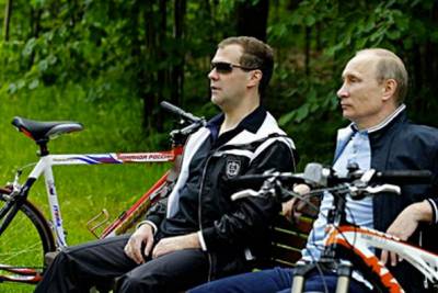 Путин и Медведев на велопрогулке